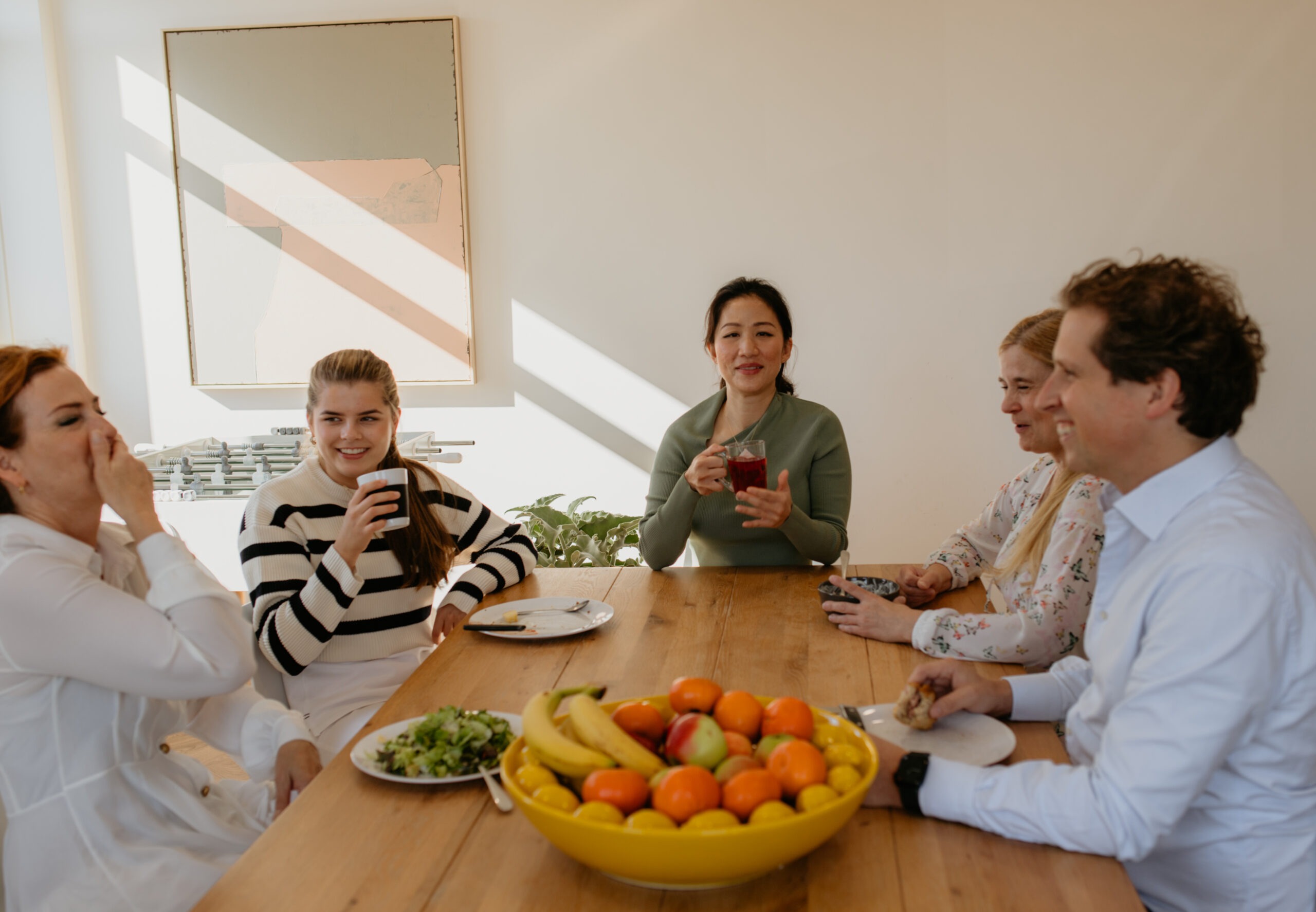 collega's lunchen samen en lachen